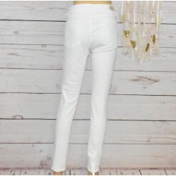 Pantalon slim en Jeans, modèle Shadow, de la marque Nina Kaufmann, style simple et  coloris uni blanc, dos.