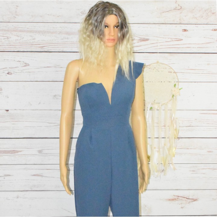 Combinaison une épaule bleu denim, Modèle Meine One Shoulder Ruffle, de la marque Wal G petite, détail avant.