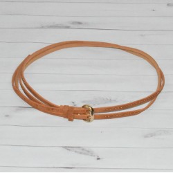 Double ceinture fine, coloris daim, en suédine et strass rond en métal coloris bronze.