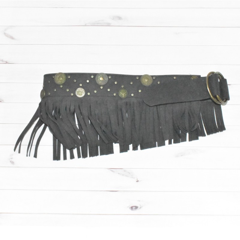 Ceinture à franges en suédine, s' attache à l'aide d'une boucle, coloris noir. Ceinture à franges en suédine, s' attache à l'aide d'une boucle, coloris noir.