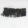 Ceinture à franges en suédine, s' attache à l'aide d'une boucle, coloris noir.