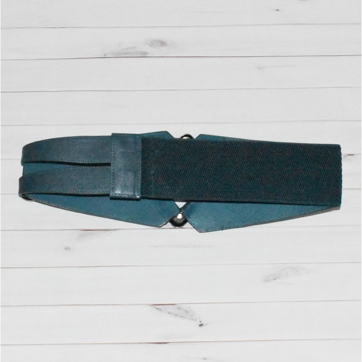 Ceinturon élastique large coloris bleu foncé, losange en métal au centre, double boucles réglables sur le coté, dos.