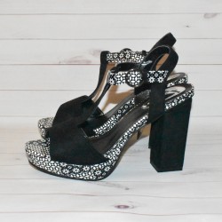 Sandales à talon, de la marque Desigual, modèle Vela Alhambra, coloris noir et blanc.