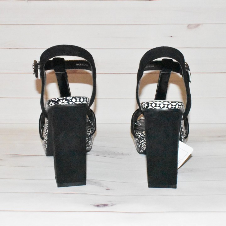 Sandales à talon, de la marque Desigual, modèle Vela Alhambra, coloris noir et blanc.