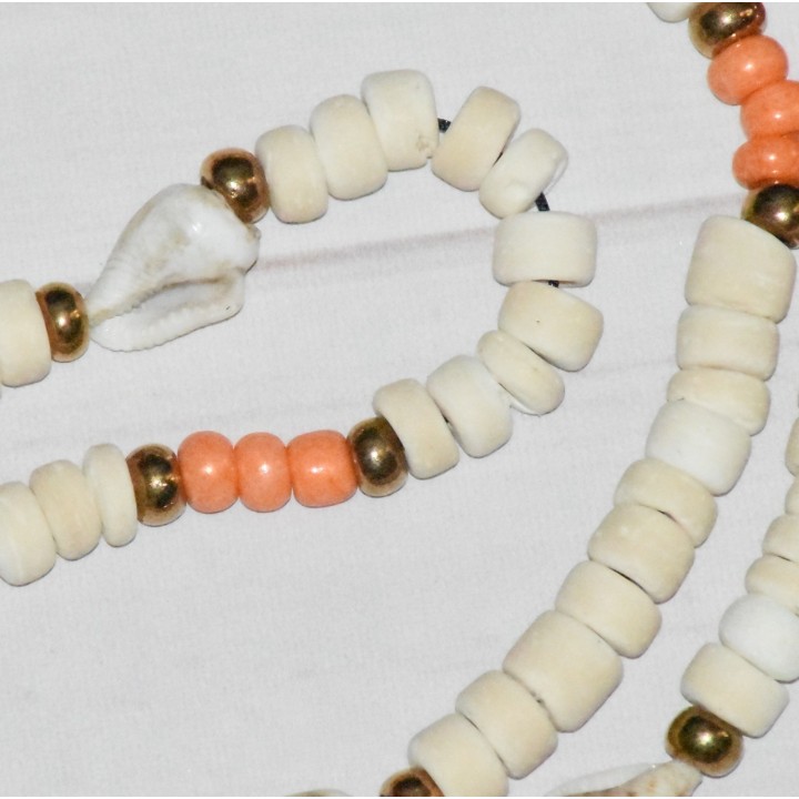 Chaîne à lunette, perles Coco & coquillage, blanc et corail, détail.