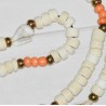 Chaîne à lunette, perles Coco & coquillage, blanc et corail, détail.