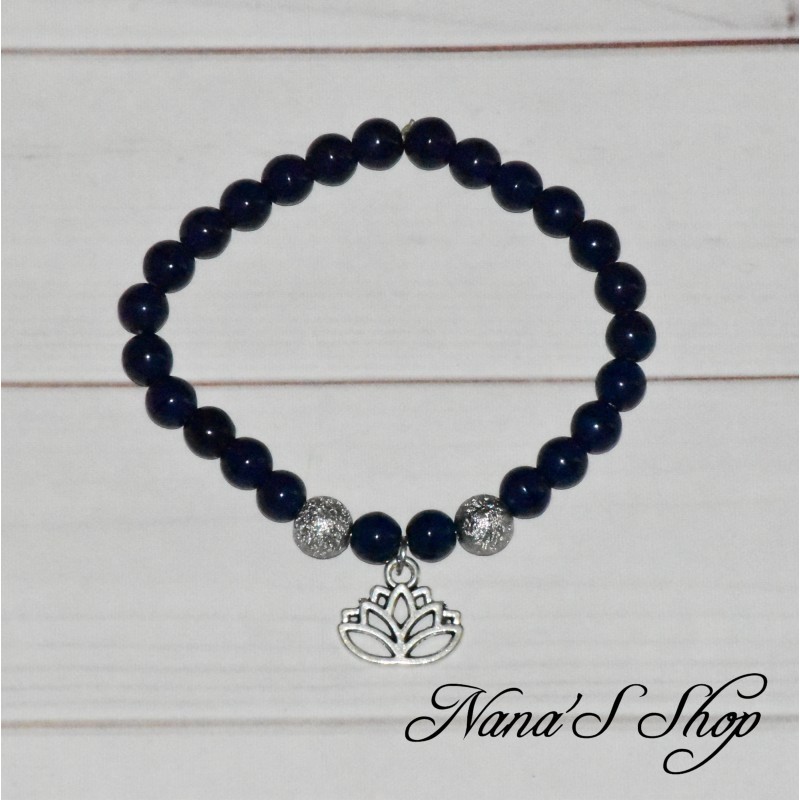 Bracelet élastique, en perles de verre teinté bleu foncé et fleur de Lotus en métal argenté.