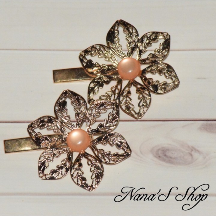 Petite pinces croco, fleur filigrane, métal doré et corail.