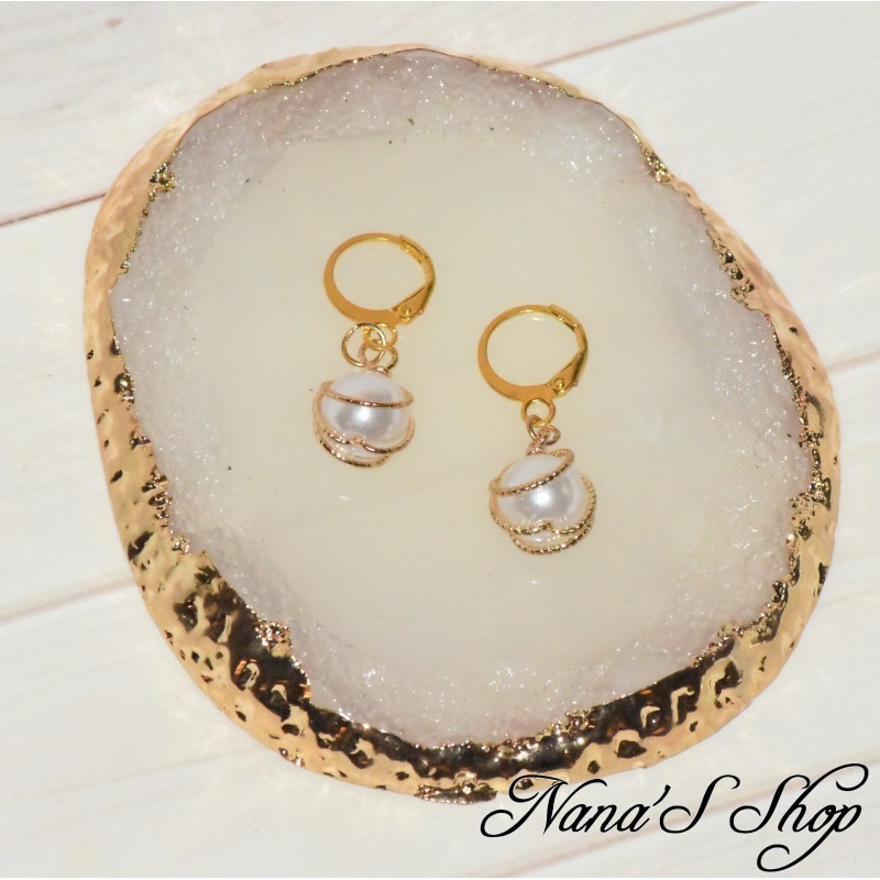 Boucles d'oreilles dormeuse en métal doré, cage et perles blanche imitation nacre. Boucles d'oreilles dormeuse en métal doré, cage et perles blanche imitation nacre.