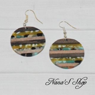 Boucles d'oreilles pendentif fantaisie imitation résine et bois, rayé dans les tons marron.