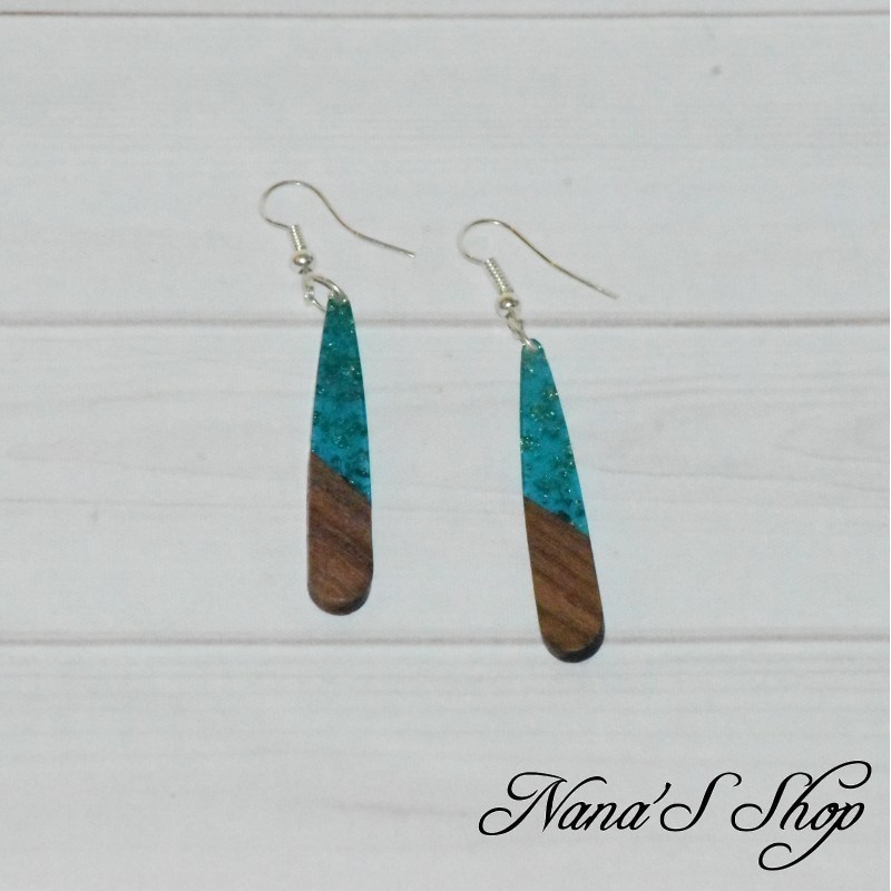 Boucles d'oreilles fantaisie imitation résine et bois, Larme fine, bleu turquoise. Boucles d'oreilles fantaisie imitation résine et bois, Larme fine, bleu turquoise.