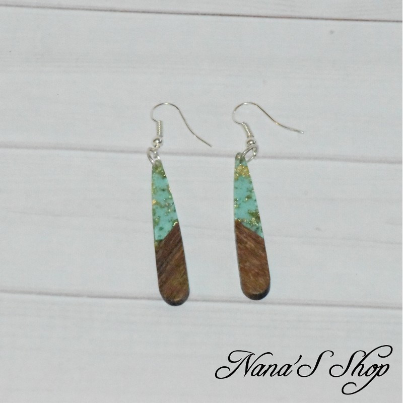 Boucles d'oreilles fantaisie imitation résine et bois, Larme fine, bleu clair. Boucles d'oreilles fantaisie imitation résine et bois, Larme fine, bleu clair.