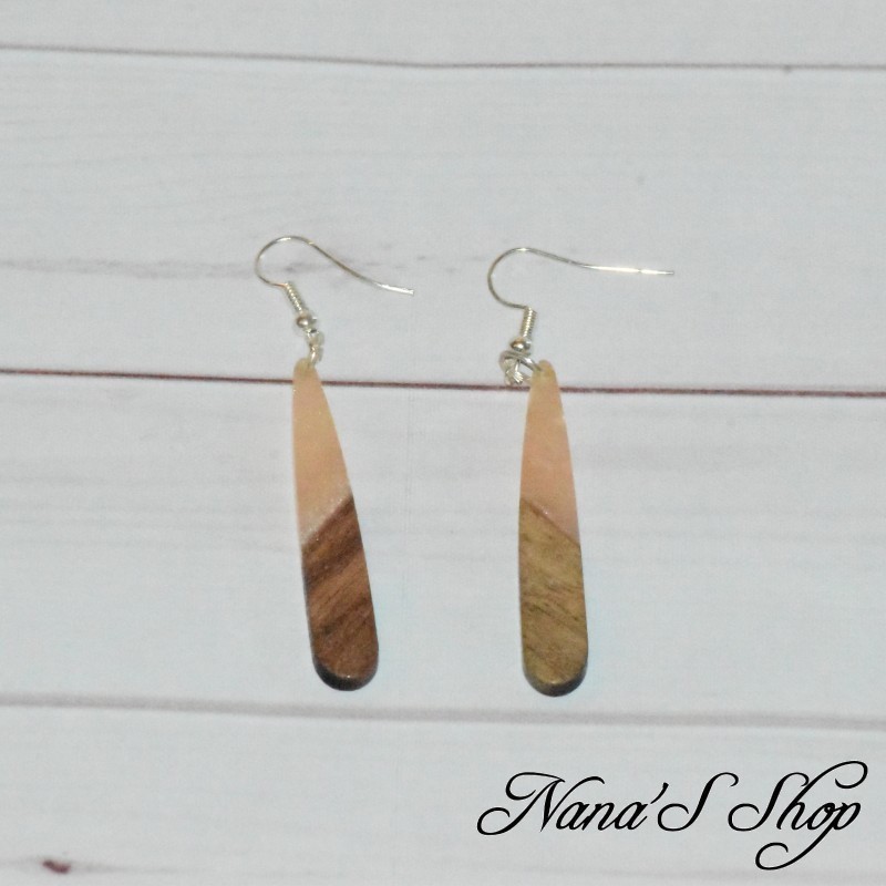 Boucles d'oreilles fantaisie imitation résine et bois, Larme fine, corail. Boucles d'oreilles fantaisie imitation résine et bois, Larme fine, corail.