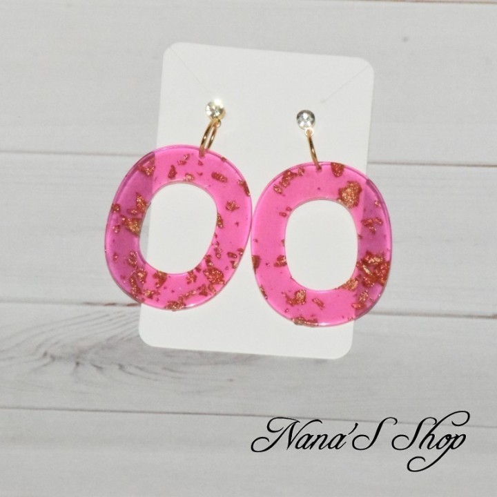 Boucles d'oreilles, en résine coloris rose et paillettes dorées,