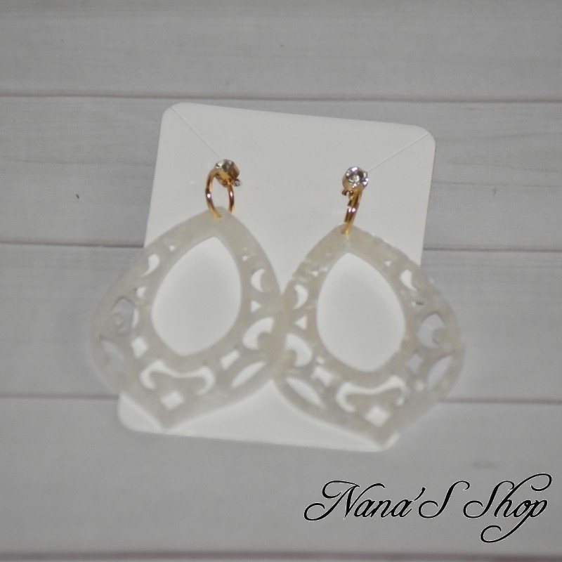 Boucles d'oreilles Arabesque, résine coloré, effet nacré, modèle 1, coloris blanc. Boucles d'oreilles Arabesque, résine coloré, effet nacré, modèle 1, coloris blanc.