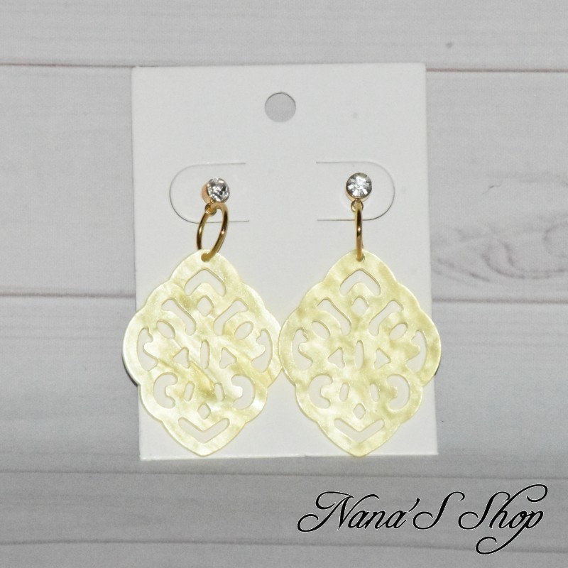 Boucles d'oreilles Arabesque, résine coloré, effet nacré, modèle 3, coloris jaune. Boucles d'oreilles Arabesque, résine coloré, effet nacré, modèle 3, coloris jaune.