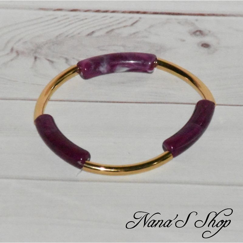Bracelet en perles incurvé, Résine colorée et métal doré, coloris pourpre. Bracelet en perles incurvé, Résine colorée et métal doré, coloris pourpre.