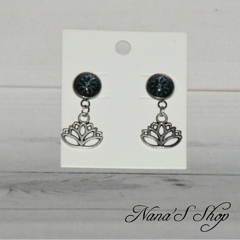 Clous d'oreilles cabochons Om et breloques lotus, Clous d'oreilles cabochons Om et breloques lotus,