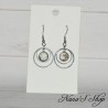 Boucles d' oreilles fantaisie, cercles en métal argenté et petits cabochons en résine, coloris blanc.