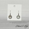Boucles d' oreilles fantaisie, fleurs en métal argenté et petits cabochons en résine, coloris blanc.