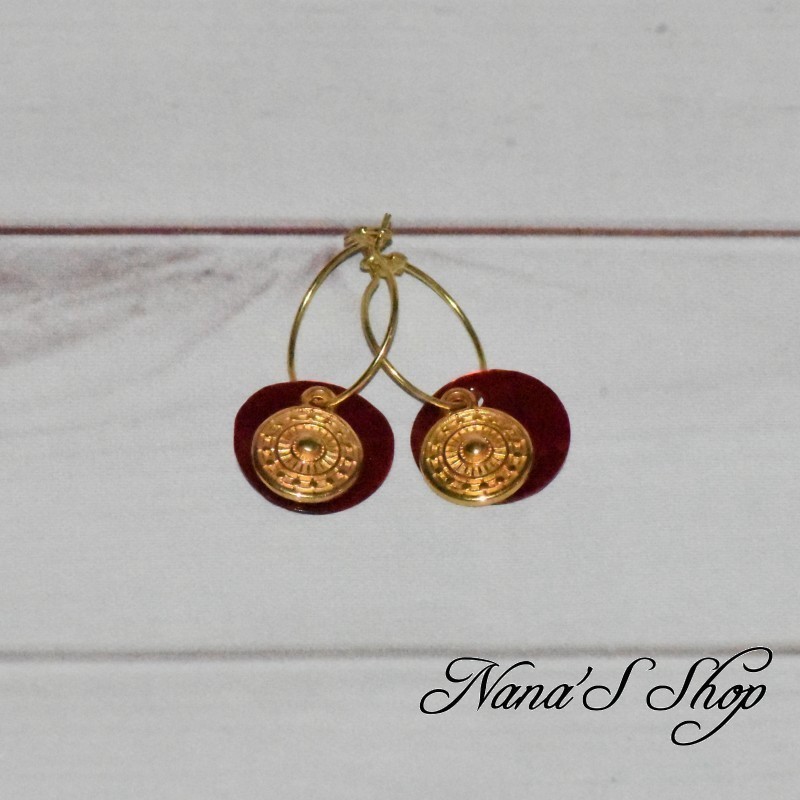 Mini créoles, Pendentif en nacre rouge bordeaux et pendentif ethnique rond. Mini créoles, Pendentif en nacre rouge bordeaux et pendentif ethnique rond.