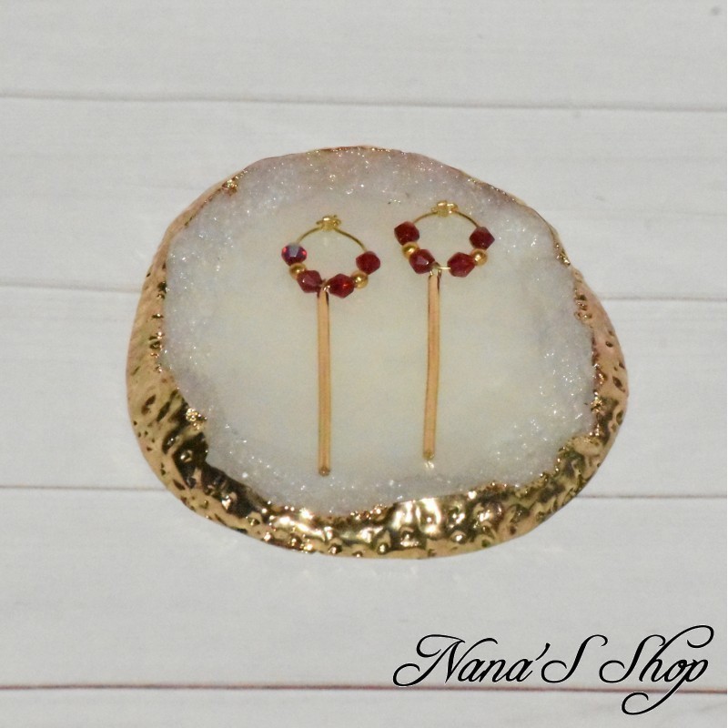 Mini créoles, Pendentif bâtonnet doré et perles, coloris rouge. Mini créoles, Pendentif bâtonnet doré et perles, coloris rouge.