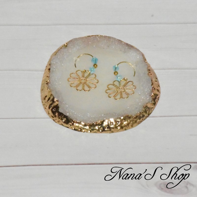 Mini créoles, Pendentif fleur filigrane et perles, coloris bleu ciel. Mini créoles, Pendentif fleur filigrane et perles, coloris bleu ciel.
