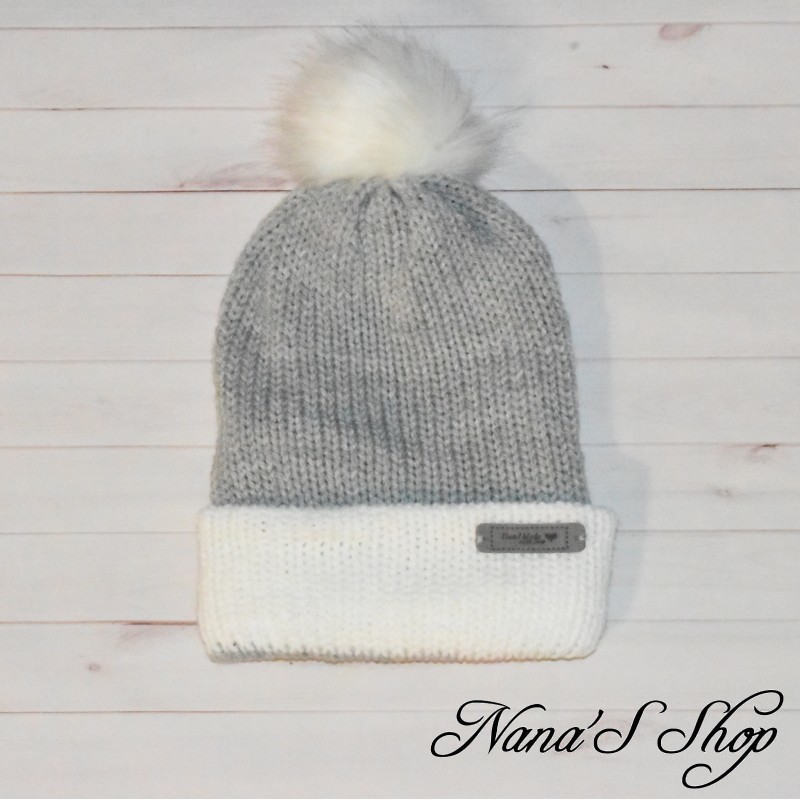 Bonnet revers et Pompon, bicolore, en acrylique, coloris gris. Bonnet revers et Pompon, bicolore, en acrylique, coloris gris.