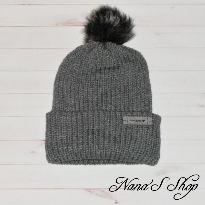 Bonnet tricoté mains, à revers et à pompon, en acrylique, coloris gris anthracite, Bonnet tricoté mains, à revers et à pompon, en acrylique, coloris gris anthracite,