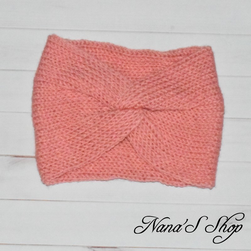 Bandeau twisté, uni, en acrylique, modèle Soft, coloris rose corail. Bandeau twisté, uni, en acrylique, modèle Soft, coloris rose corail.