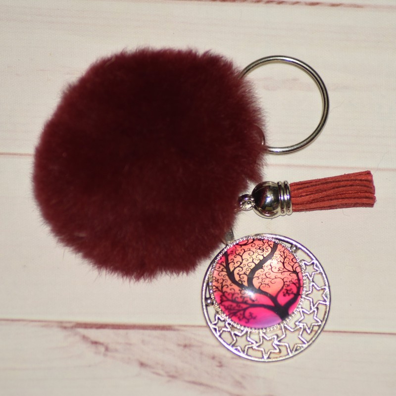 Porte-clé pendentif, Pompon et arbre de vie, coloris bordeaux. Porte-clé pendentif, Pompon et arbre de vie, coloris bordeaux.