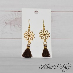 Boucles d'oreilles Marguerite et pompon Tassel de couleur marron, fait main.
