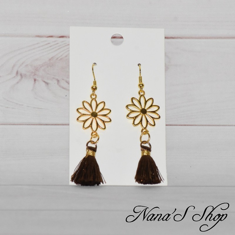Boucles d'oreilles Marguerite et pompon Tassel de couleur marron, fait main. Boucles d'oreilles Marguerite et pompon Tassel de couleur marron, fait main.
