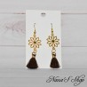 Boucles d'oreilles Marguerite et pompon Tassel de couleur marron, fait main.
