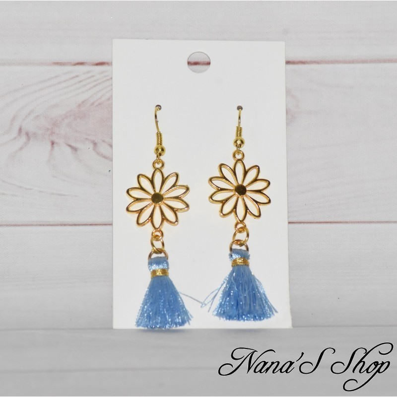 Boucles d'oreilles Marguerite et pompon Tassel de couleur bleu clair, fait main. Boucles d'oreilles Marguerite et pompon Tassel de couleur bleu clair, fait main.