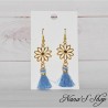 Boucles d'oreilles Marguerite et pompon Tassel de couleur bleu clair, fait main.
