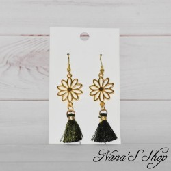 Boucles d'oreilles Marguerite et pompon Tassel de couleur vert kaki, fait main.