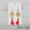 Boucles d'oreilles Marguerite et pompon Tassel de couleur corail, fait main.