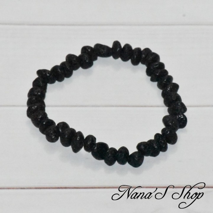 Bracelet en chips de pierre volcanique noire, fait main.