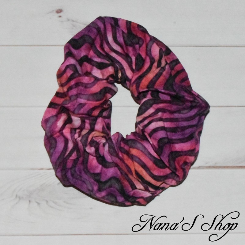 Chouchou imprimé fantaisie, éco-conçu, rose fuchsia modèle 1. Chouchou imprimé fantaisie, éco-conçu, rose fuchsia modèle 1.