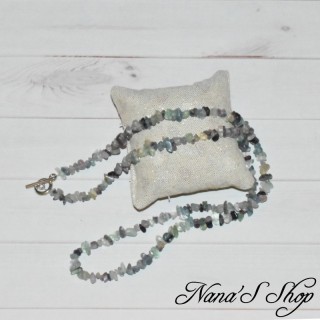 Sautoir fait main en perles de fluorite, de couleur translucide vert et violet.