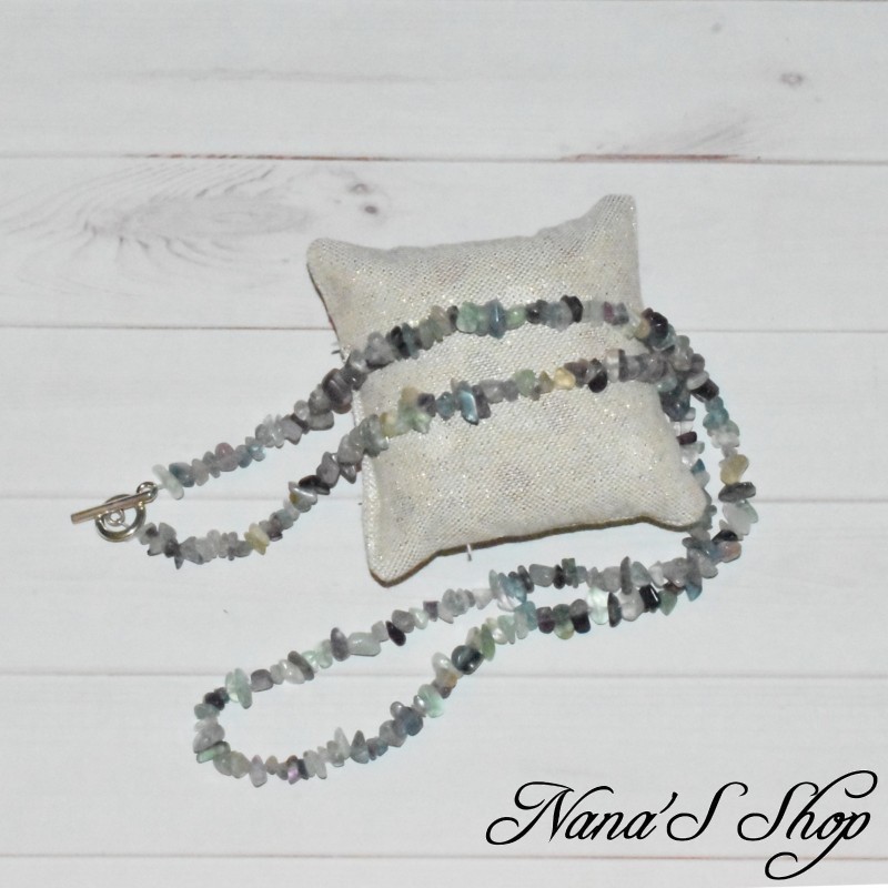 Sautoir fait main en perles de fluorite, de couleur translucide vert et violet. Sautoir fait main en perles de fluorite, de couleur translucide vert et violet.