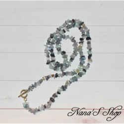 Sautoir fait main en perles de fluorite, de couleur translucide vert et violet.