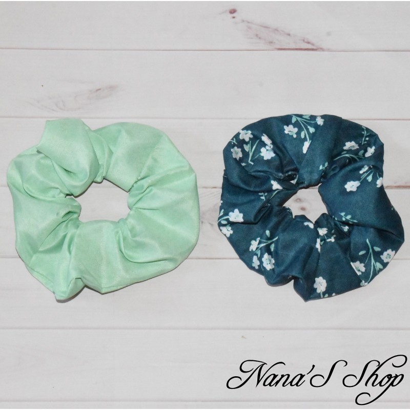 Lot de 2 Chouchous en polyester, fait mains et éco-conçu, modèle 1, vert clair et vert foncé. Lot de 2 Chouchous en polyester, fait mains et éco-conçu, modèle 1, vert clair et vert foncé.