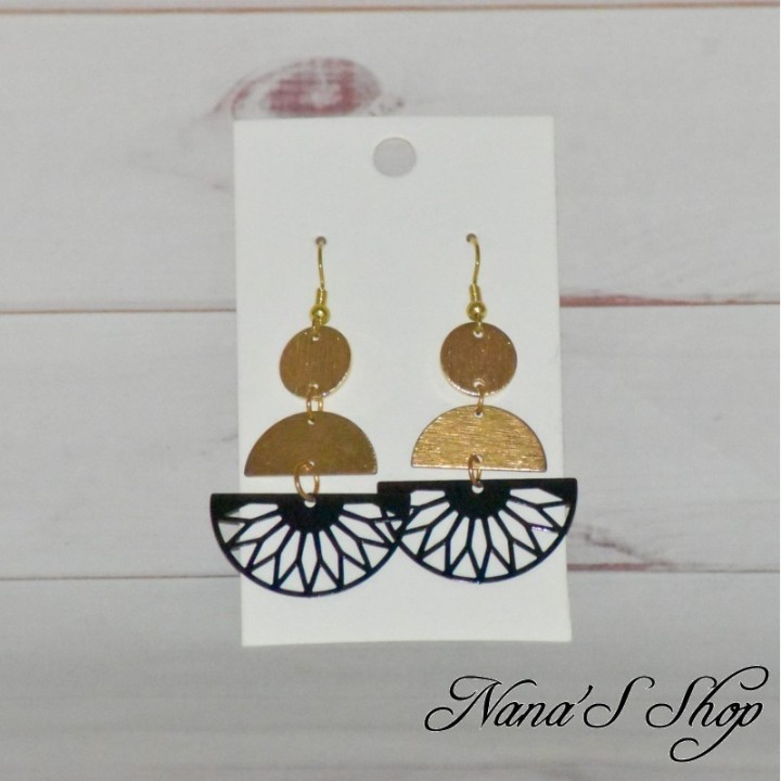Boucles d'oreilles bohème chic, noires et dorées, symétriques, faites main, modèle 1.