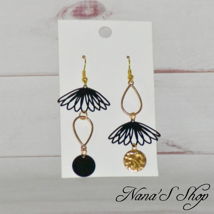 Boucles d'oreilles bohème chic, noires et dorées, asymétriques, faites main.