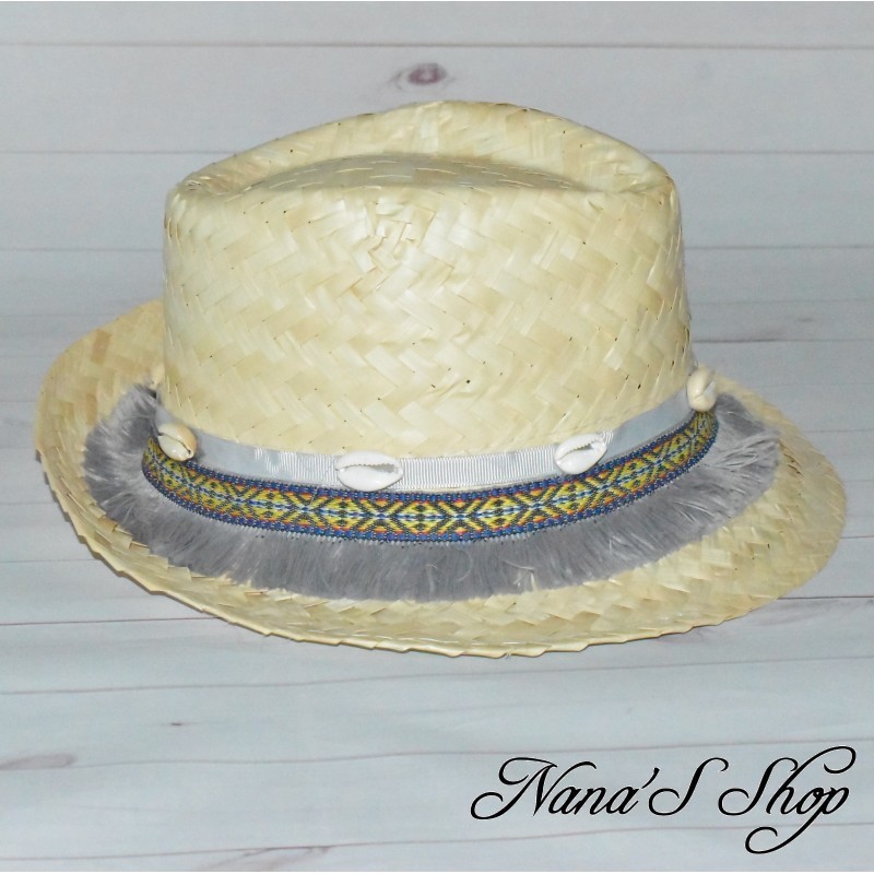 Chapeau en paille, customisé, style bohème ethnique, coloris gris. Chapeau en paille, customisé, style bohème ethnique, coloris gris.