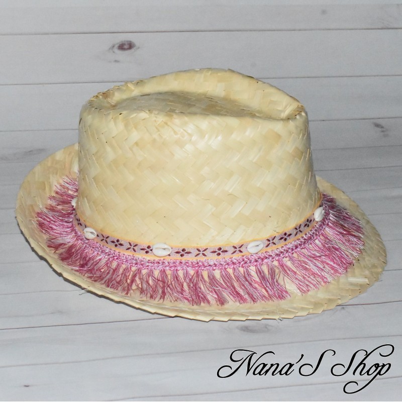 Chapeau en raphia, frange et cauris, style bohème, coloris rose. Chapeau en raphia, frange et cauris, style bohème, coloris rose.