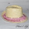 Chapeau en raphia, frange et cauris, style bohème, coloris rose.
