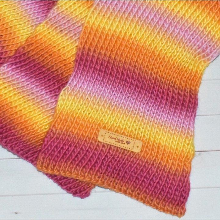 Écharpe à rayure, rouge, orange, jaune et rose, faite main. (détail)